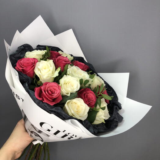 Букет с малиновыми и белыми розами🌸🌺🌸🌺🌸