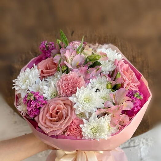 Букет из кустовой хризантемы,роз,маттиолы,асльтромерии🌺
