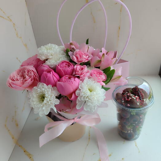 Клубника, голубика в молочном шоколаде и цветы ️🍓 💐