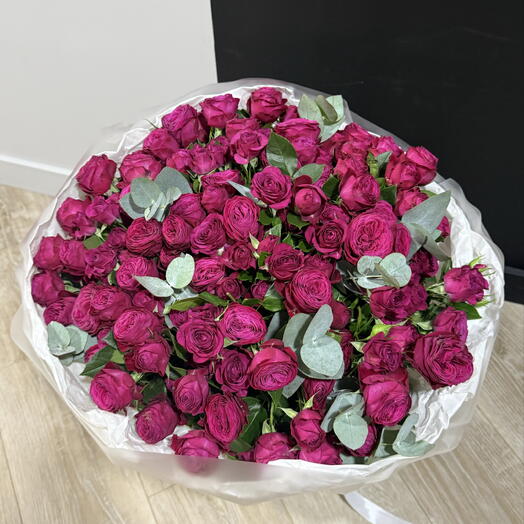 Букет из кустовой пионовидной розы с эвкалиптом