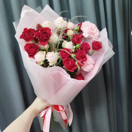 Кустовые розы и диантус 😍