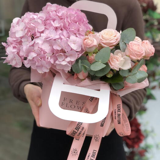 🌸🌸🌸Сумочка fresh flowers с розовой гортензией и пионовидными кустовыми розами
