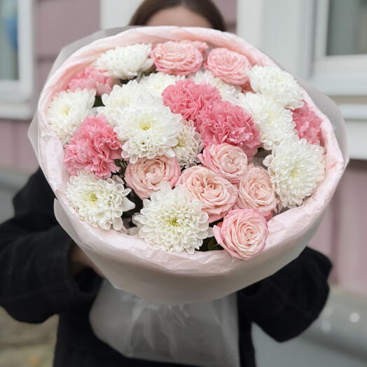Нежный букет с пионовидными кустовыми розами с доставкой в Сыктывкаре