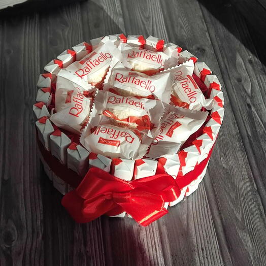 Сладкий торт из конфет Kinder и Raffaello на день рождения