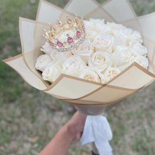Белые шикарные розы с декором короной
