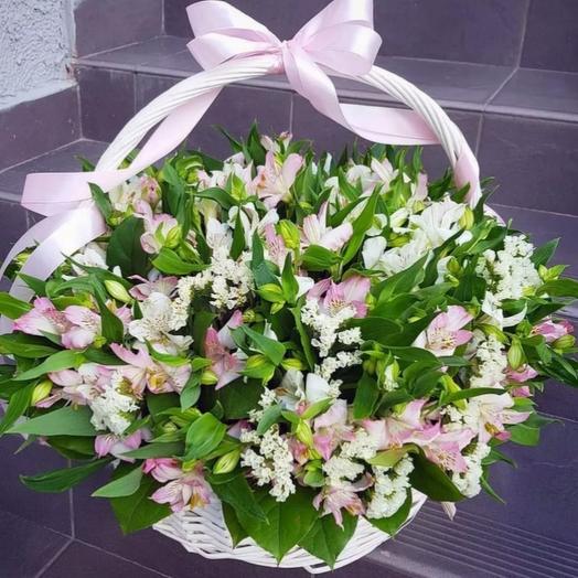 Alstroemeria rosa en la cesta