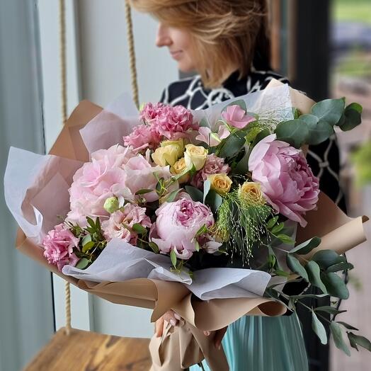 Ramo con rosas de peonía y hortensias