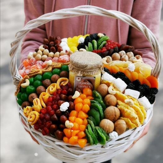 Корзина с орехами и сухофруктами