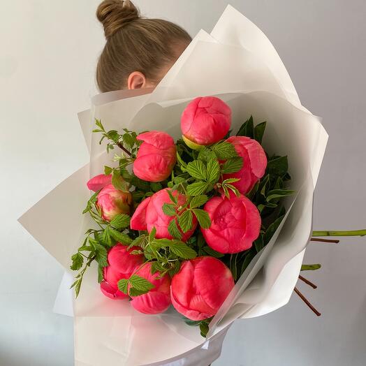 Ramo de peonías de Coral y ramitas de frambuesa. Bouquet 166 Buket in Moscow