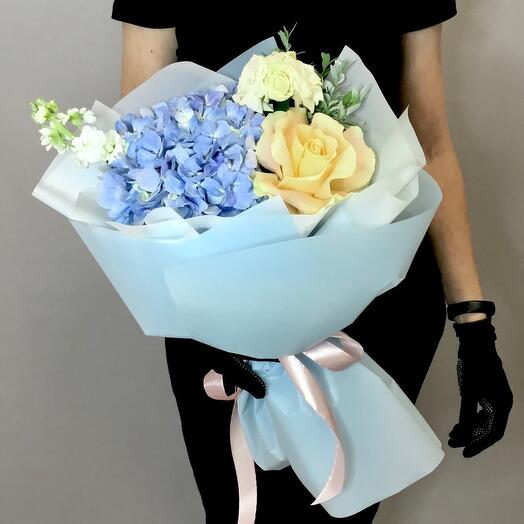 Ramo con hortensias y rosas "Yang"