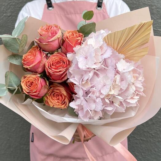 Ramo de Hortensias Rosadas y rosas coralinas en forma de peonía