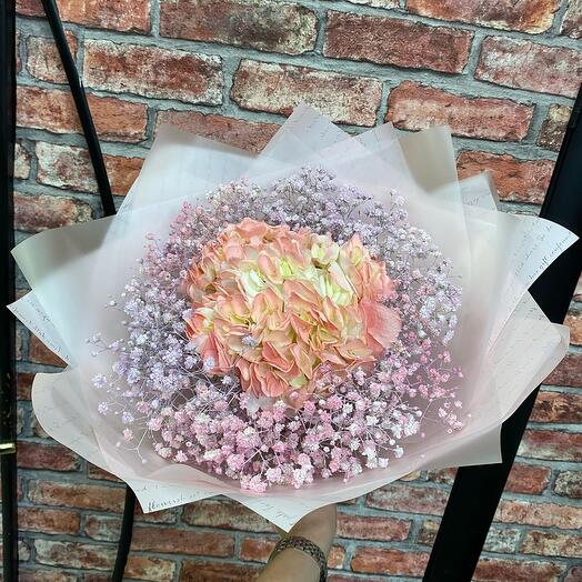Ramo con hortensias y gypsophila