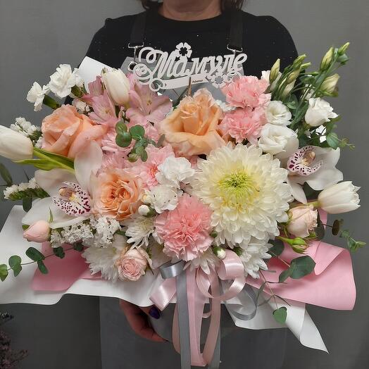 Цветы в коробке "Любимой мамуле"