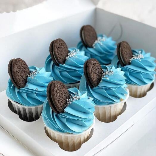 Голубые капкейки с печеньем орео