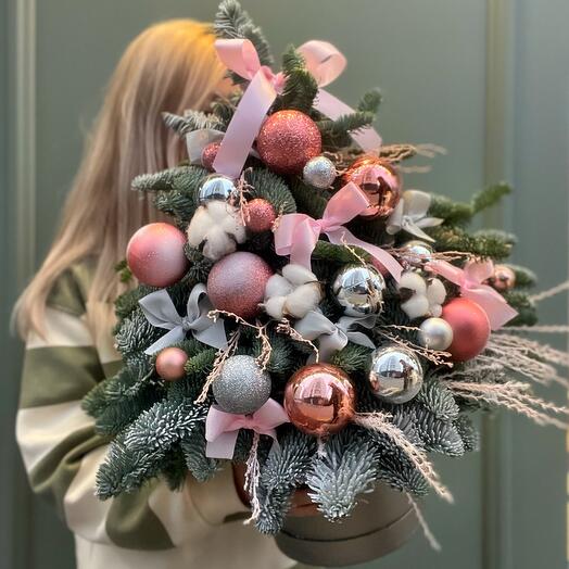 Елочка на оазисе из живых веток голубой ели