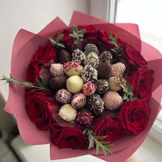 Ramo de fresa con rosas rojas