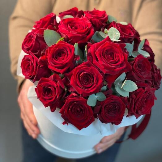 Red naimomi roses in a box