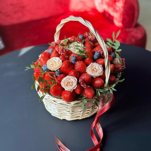 Корзина с клубникой, голубикой, розами