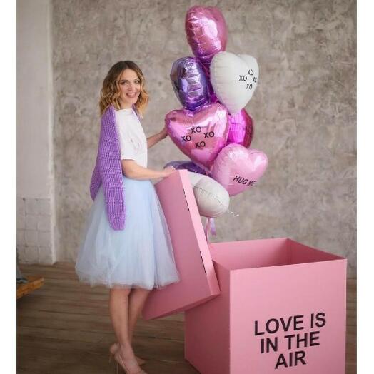 Огромная коробка сюрприз с сердцами и надписями для девушки "Love is in the air", 10 шаров