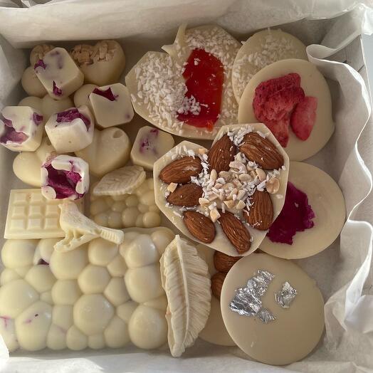 Белый шоколад ручной работы с орехами и сухофруктами