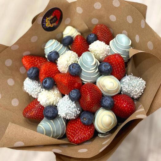 Fresas cubiertas de chocolate con arándanos