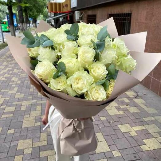 25 белых роз