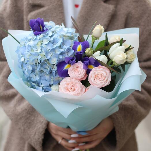 Весенний букет с гортензией, ирисами и тюльпанами