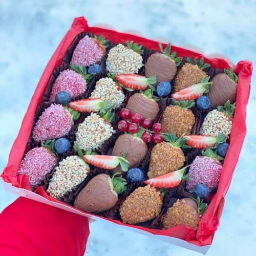 Подарочный набор из клубники в молочном бельгийском шоколаде Callebaut