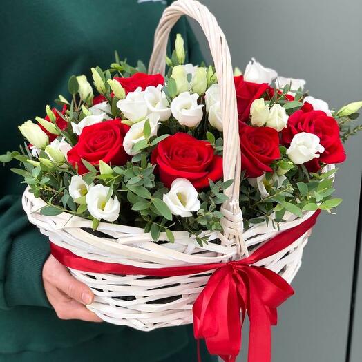 Корзина из роз и эустомы Аромат летнего сада