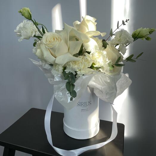 Snow-white hatbox with rose and dianthus