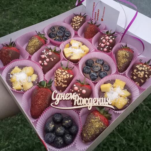 Клубника 🍓 в шоколаде с ягодами и манго, сет-микс "Tropical"