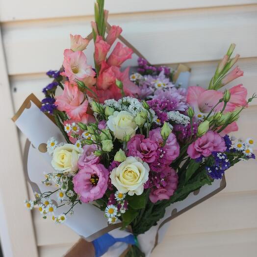 Prefabricated bouquet with gladioli