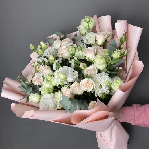 Bouquet with a peony-shaped rose "Juliet"
