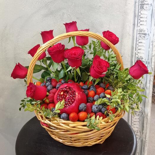 Корзинка с розами и клубникой