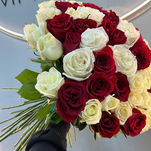 Rosas rojas y blancas