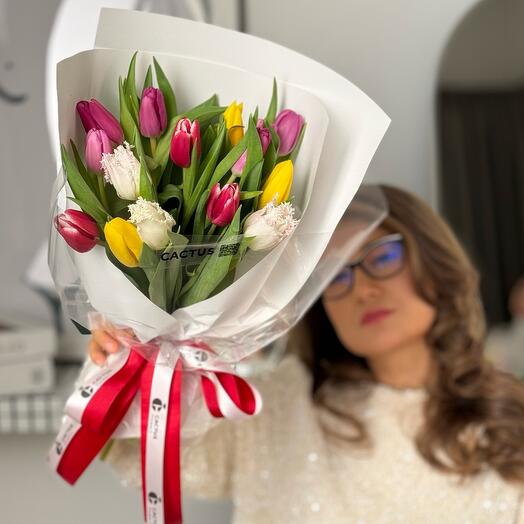 Букет ХРУСТЯЩИЕ ТЮЛЬПАНЫ (микс из тюльпан 15шт в фирменной упаковке)