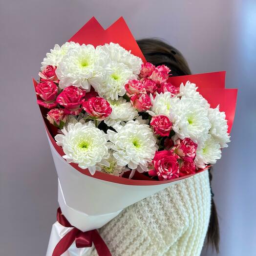 A bright bouquet of bush Roses and white Chrysanthemums
