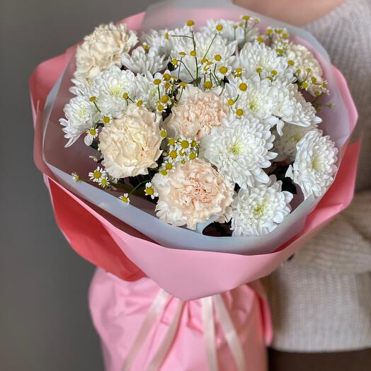 Round bouquet of chrysanthemums and dianthuses