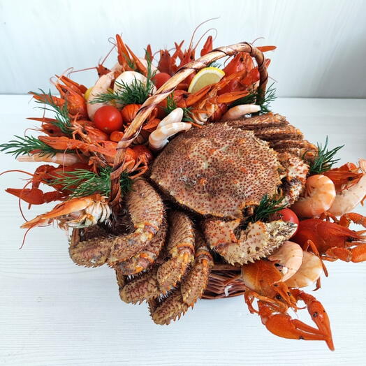 Мужская корзина с морепродуктами "Крабик Мини" с руками, крабом, креветками подарок папе, мужу, брату, дедушке, начальнику
