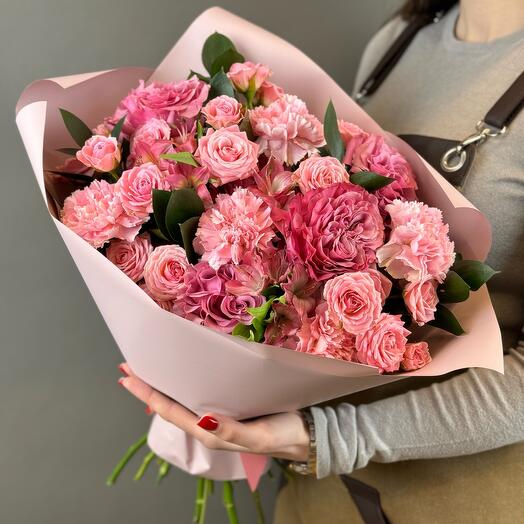 A bright bouquet with a peony-shaped rose "Country Blues"