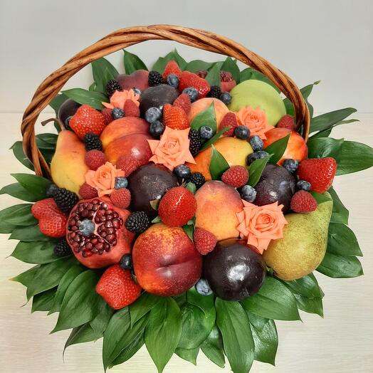 Корзина с фруктами и ягодами