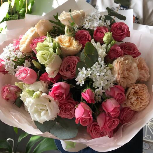 Клубника со сливками. Букет с кустовой пионовидной врозой и лизиантусом