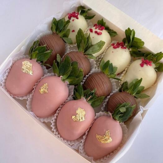 Микс из клубники в шоколаде