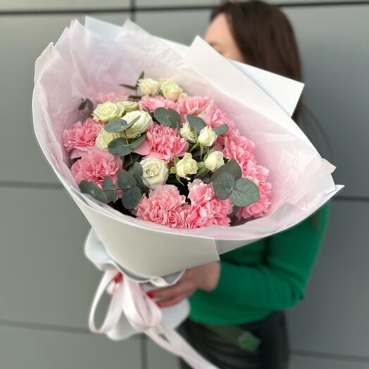 Букет «Розали» с диантусами и кустовыми розами