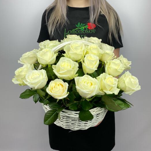 Корзина из 29 белых роз