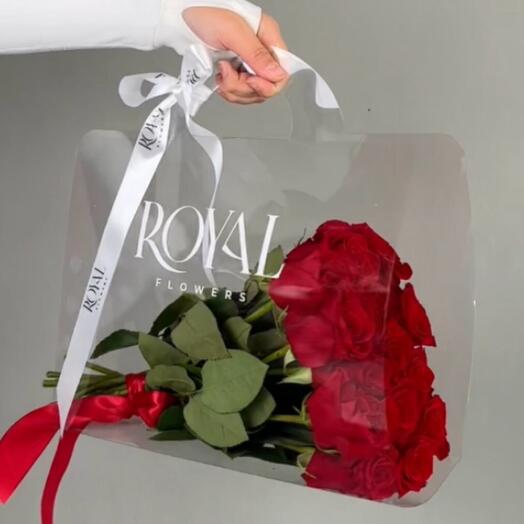 Красные розы в стильной переноске