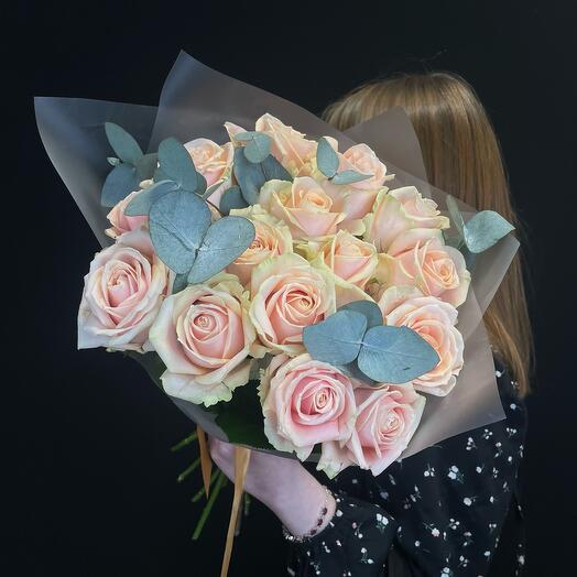 Bouquet of 15 roses and eucalyptus