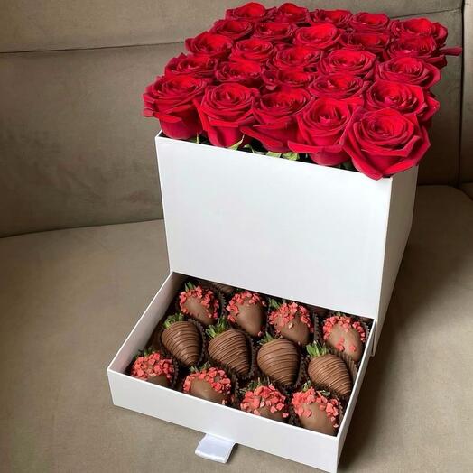 Розы в шкатулке с клубникой в шоколаде