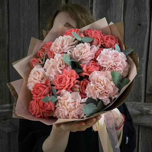 Designer bouquet with bush rose and dianthus "Lollipop" FM339