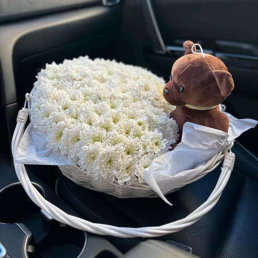 Корзина с цветами и мишкой